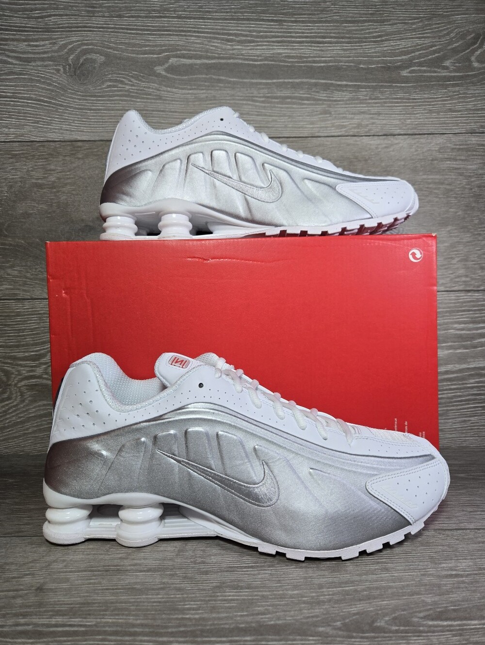 Nike Shox R4 Shoes White Metallic Silver HQ1988-101 Mens Size 8.5 / Womens 10